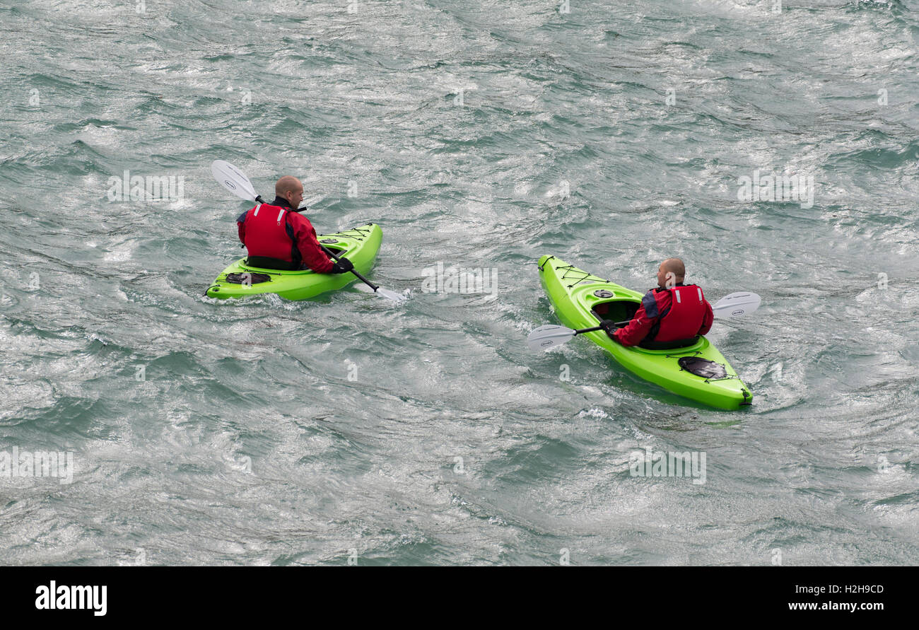 Une paire de kayaks de mer sur la mer agitée Banque D'Images