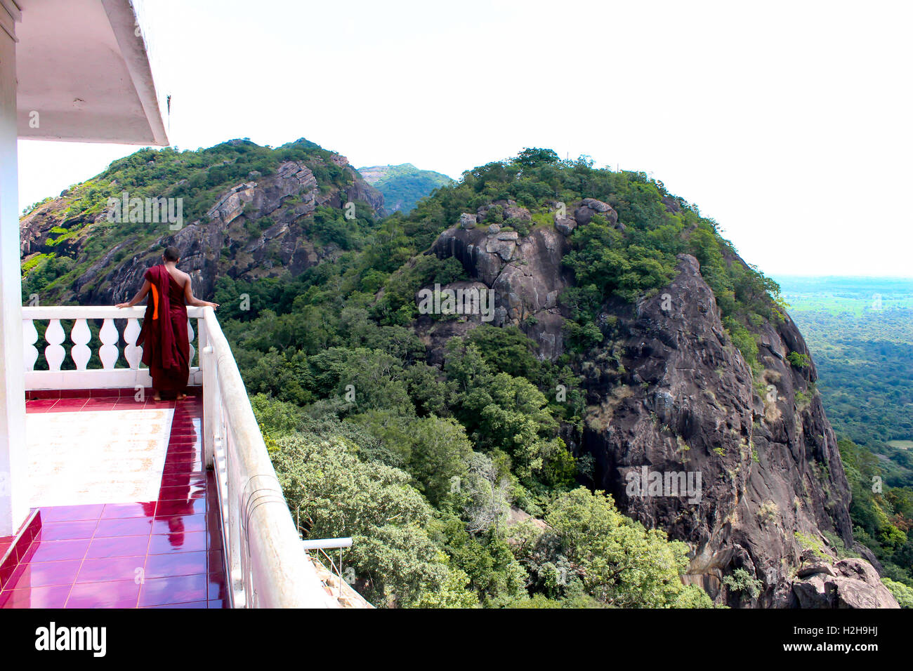 Moine bouddhiste au Temple de montagne à la nature Banque D'Images