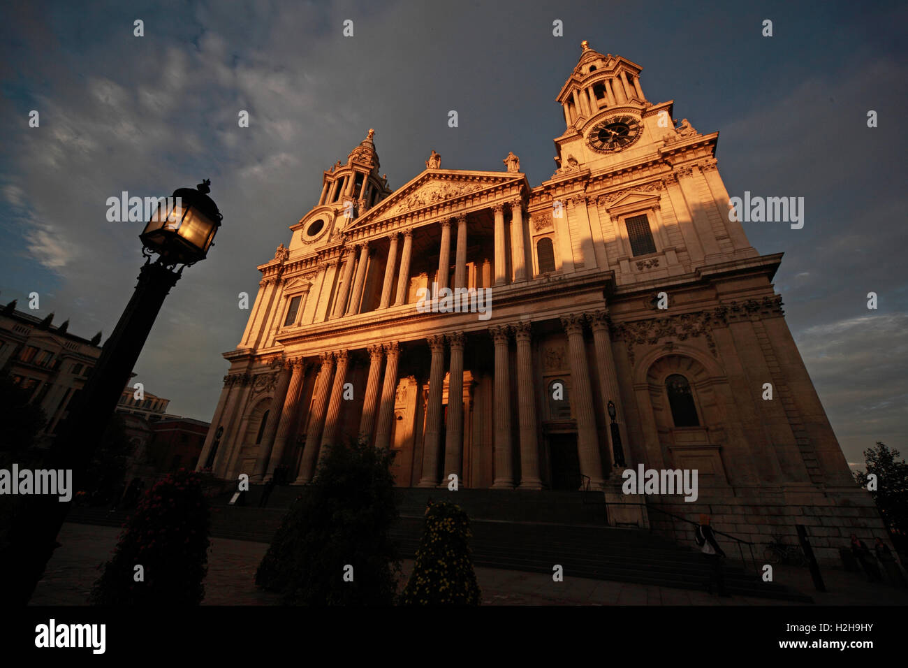 Cathédrale St Paul de Londres, dans le soir Banque D'Images
