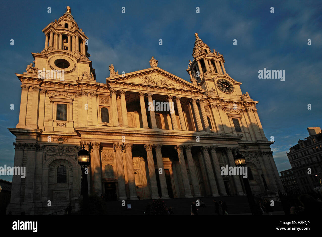 Cathédrale St Paul de Londres, dans le soir Banque D'Images