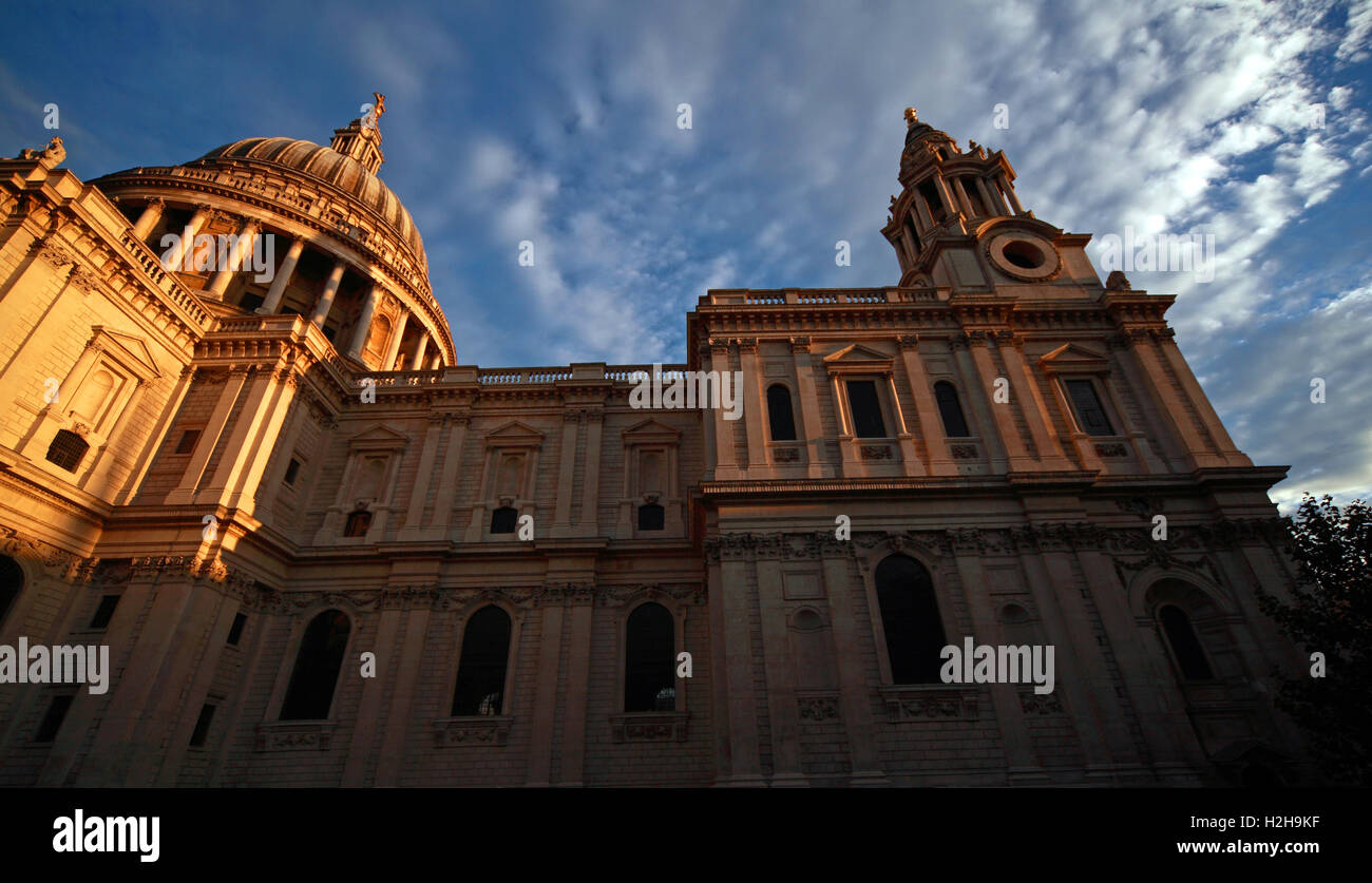 Cathédrale St Paul de Londres, dans le soir Banque D'Images