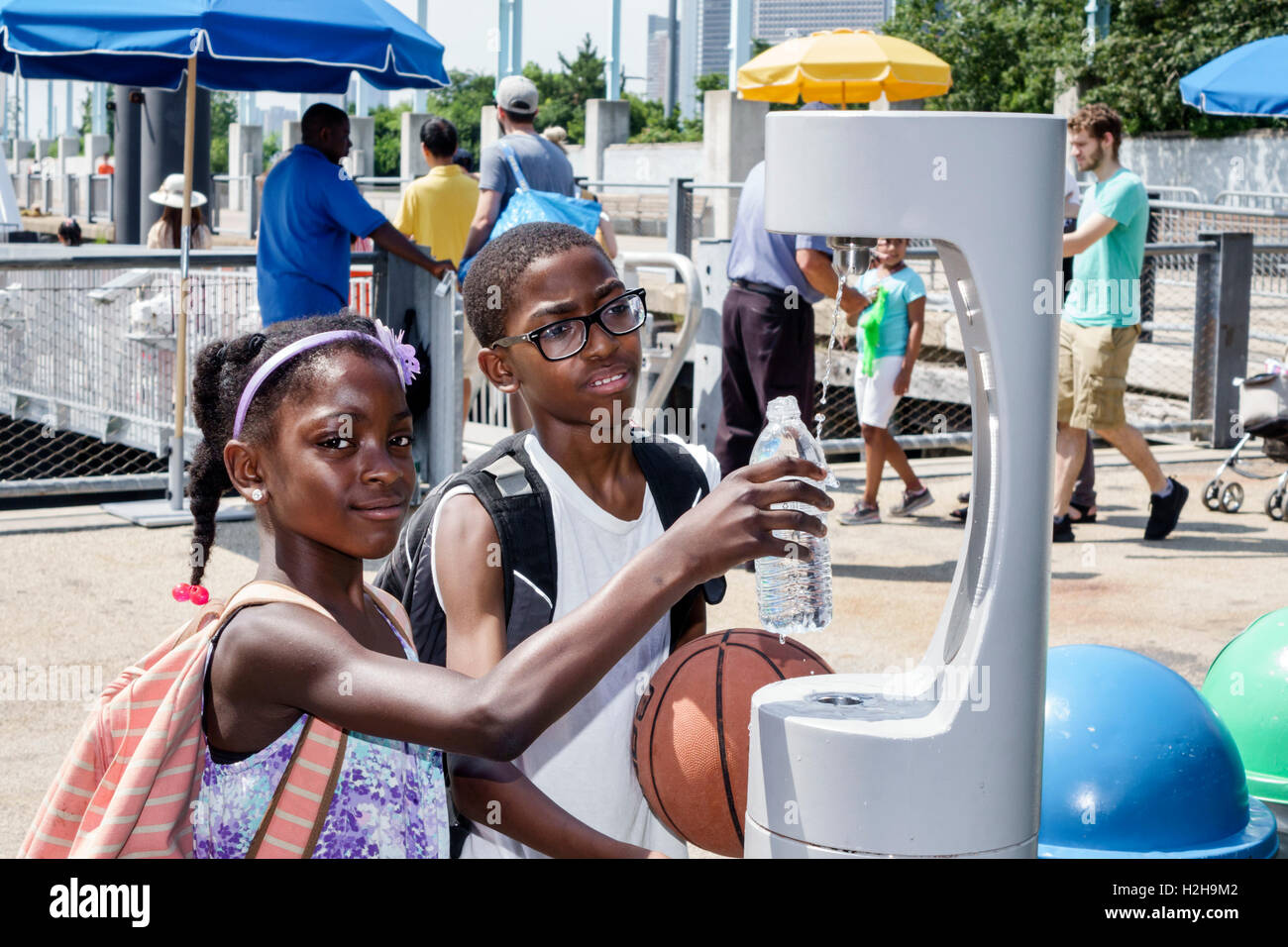 New York City, NY NYC Brooklyn, Brooklyn Bridge Park Pier 6, parc public, fontaine d'eau, Noir homme garçon garçons enfants filles filles, femme jeune, fille Banque D'Images