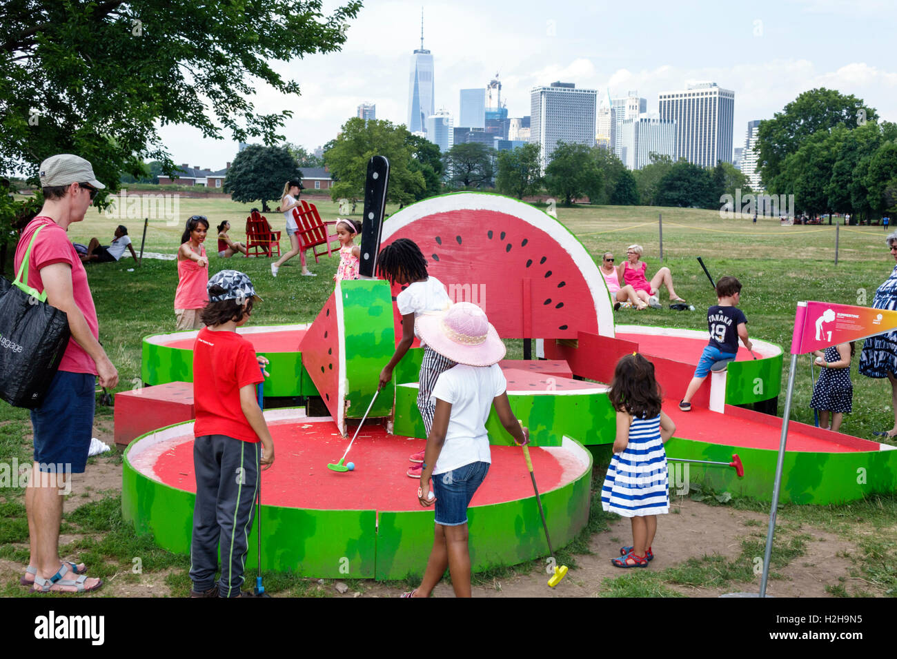 New York City, NY New York New York Harbour, Governors Island, City of Water Day, festival du port, famille familles parents parents enfants figuration mini-gol Banque D'Images