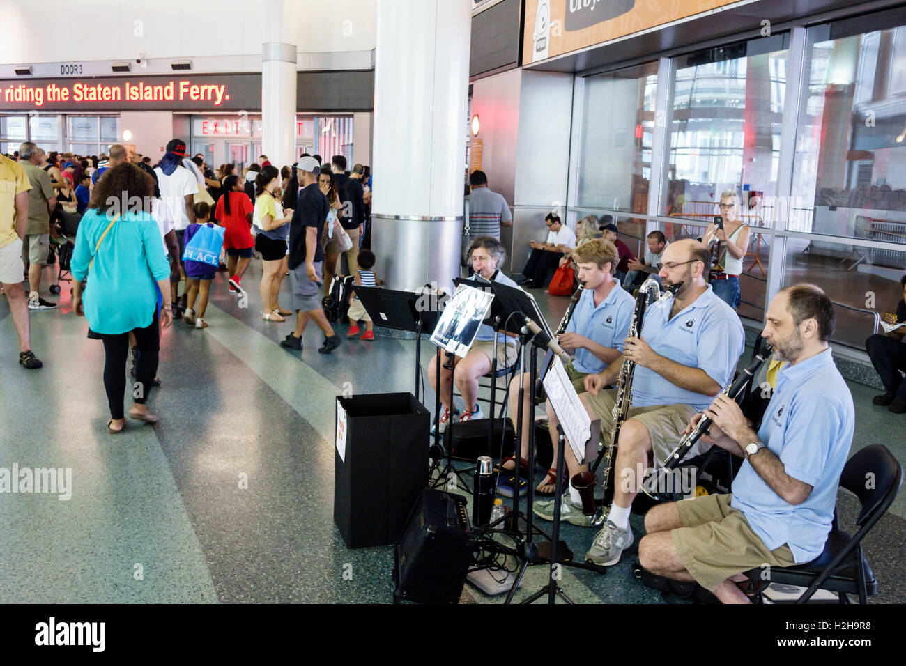 New York City,NY NYC Lower Manhattan,Staten Island Ferry,Whitehall terminal,divertissement,Utopia Winds clarinette quatuor,musicien,jeu,audience,adul Banque D'Images