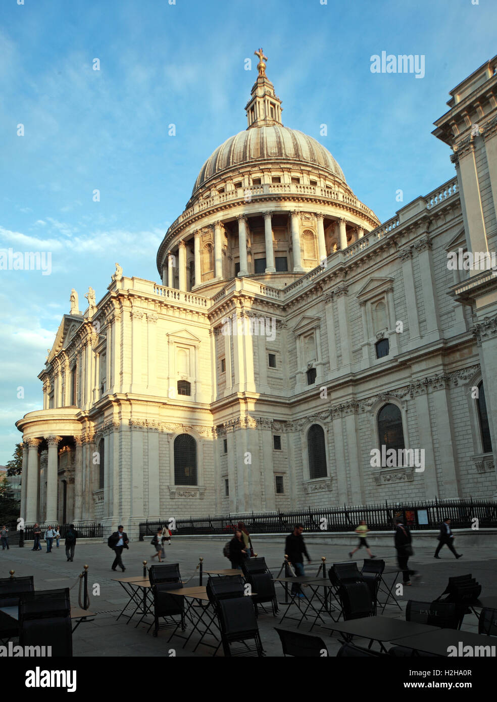 Cathédrale St Paul de Londres, dans le soir Banque D'Images
