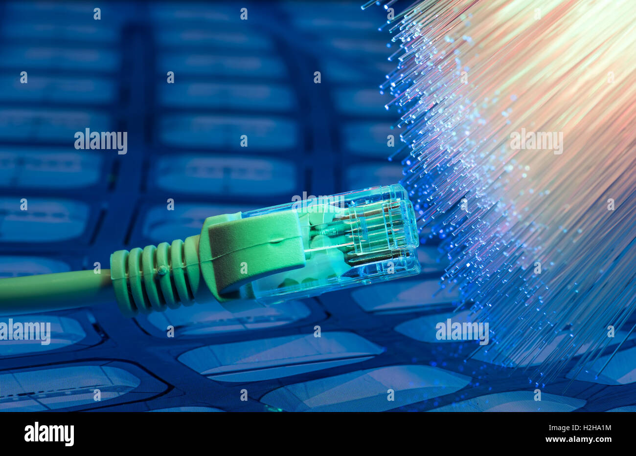 Câble réseau avec la technologie de pointe d'arrière-plan couleur Banque D'Images