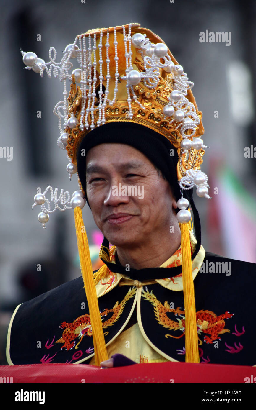 Homme habille en costume traditionnel chinois lors de la Parade du Nouvel An Chinois Londres Royaume Uni Photo Stock Alamy