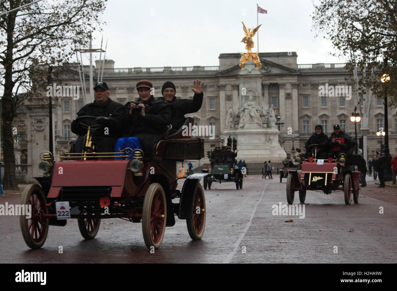 Vétéran de Ford voiture en 1903 passe devant le palais de Buckingham Londres à Brighton au cours de l'exécution de l'ancien combattant, Londres, Royaume-Uni. Banque D'Images