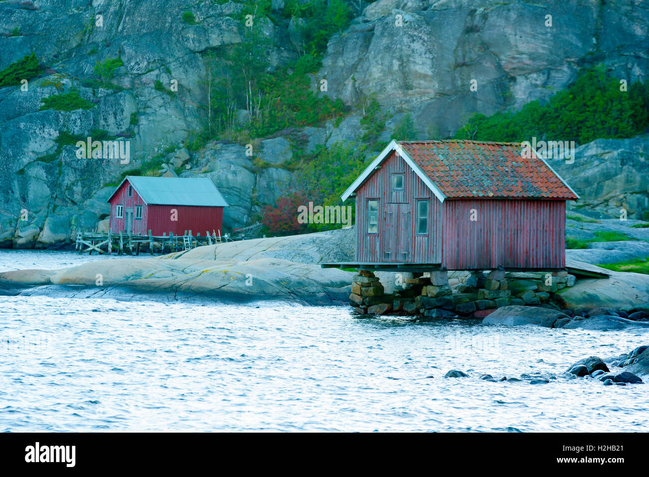 Stensvik, Suède - septembre 9, 2016 : l'environnement documentaire de old weathered les hangars à bateaux sur des pilotis de bois et de pierre par le wa Banque D'Images