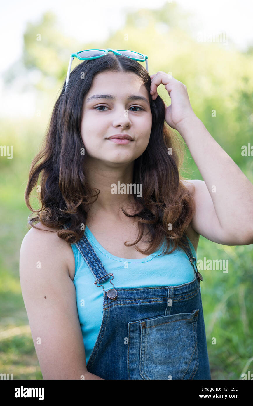 Portrait of a cute teen girl en été Banque D'Images