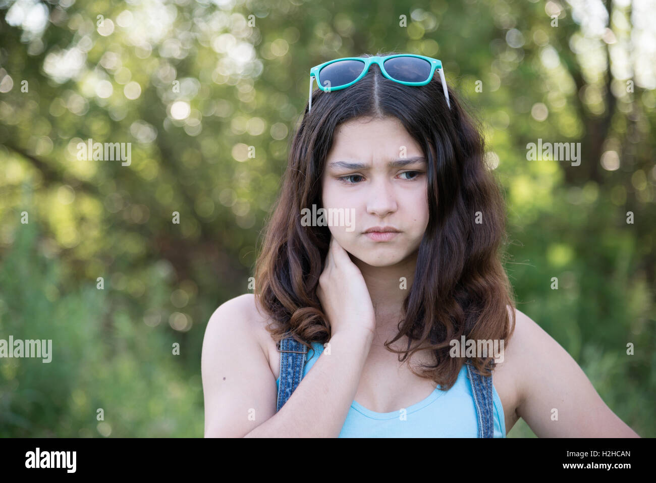 Portrait de sad girl sur la nature Banque D'Images