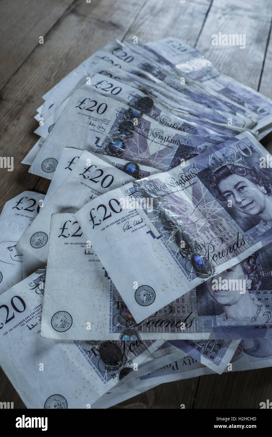 Pile de billets de 20 livres. Banque D'Images