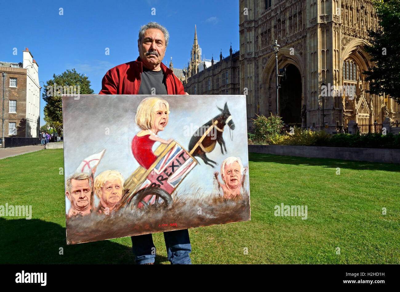 Kaya Mar - caricaturiste - avec l'un de ses tableaux à Westminster - Brexit : Theresa May, Liam Fox, Boris Johnson, ... Banque D'Images