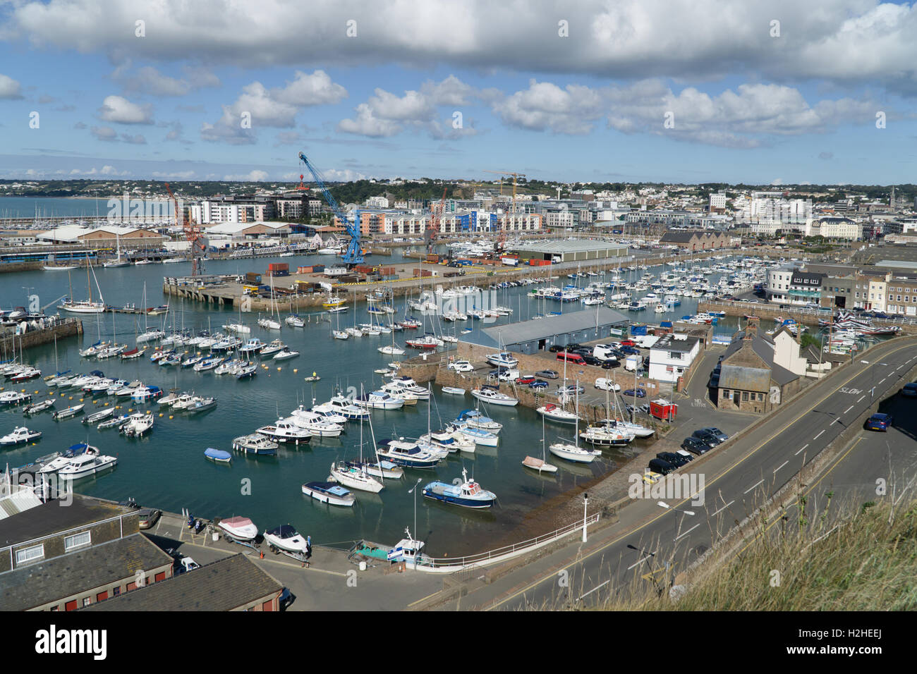 Vue de la St.Helier Harbour Front avec l'évolution de l'arrière-plan,Jersey,Channel,Îles. Banque D'Images