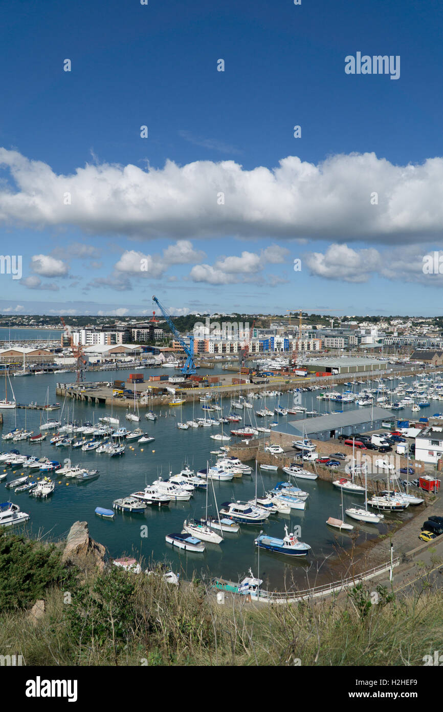 Vue de la St.Helier Harbour Front avec l'évolution de l'arrière-plan,Jersey,Channel,Îles. Banque D'Images