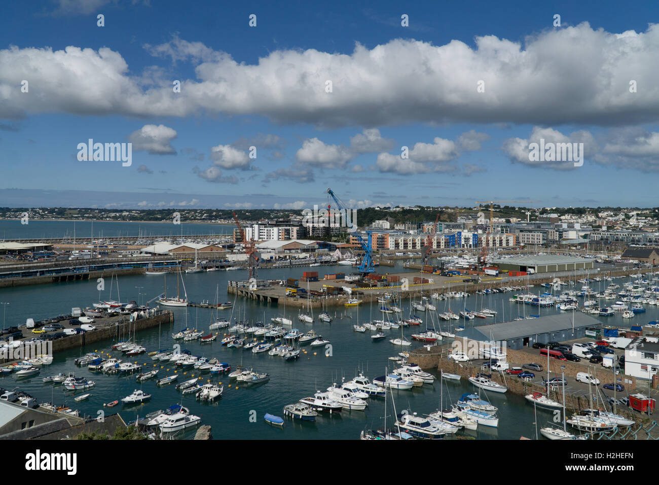 Vue de la St.Helier Harbour Front avec l'évolution de l'arrière-plan,Jersey,Channel,Îles. Banque D'Images