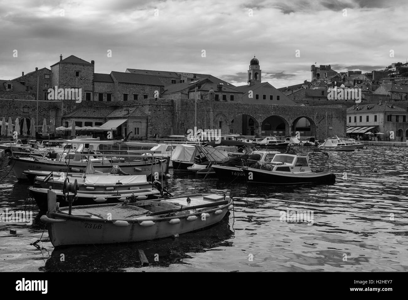 Vieux Port, Dubrovnik, Croatie, version noir et blanc. Banque D'Images