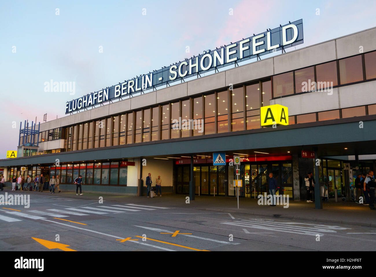 Un bâtiment Terminal de l'aéroport de Schoenefeld de jour Banque D'Images