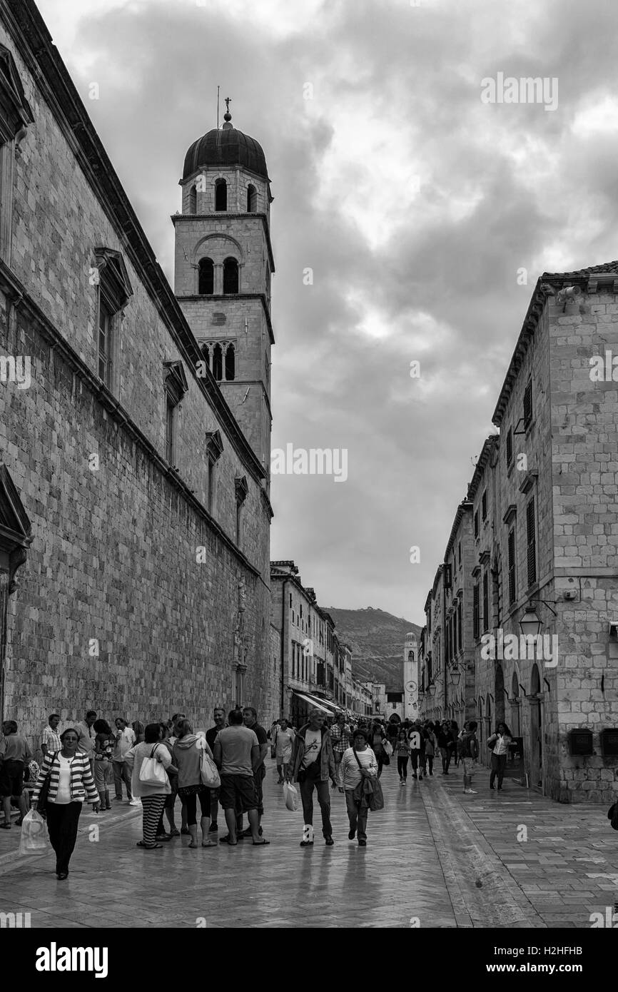 La rue principale de la vieille ville, Stradun, ou plus communément, la Placa, Dubrovnik, Croatie, version noir et blanc. Banque D'Images