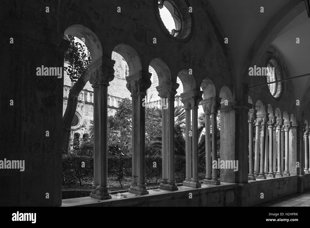 Le cloître du Monastère Franciscain, Stradun, Dubrovnik, Croatie, version noir et blanc. Banque D'Images