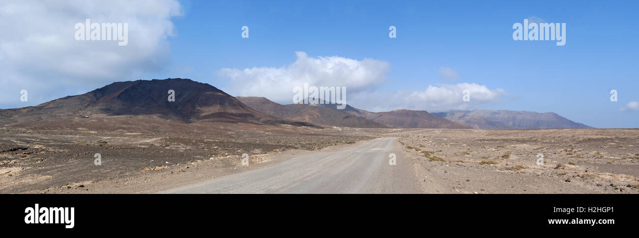 Fuerteventura, Îles Canaries, Afrique du Nord, Espagne : les montagnes et la route de terre à Punta de Jandia, l'extrême sud du cap de l'île Banque D'Images