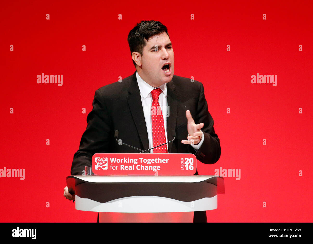 Shadow Secrétaire d'Etat à la justice Richard Burgon livre son discours à la dernière journée de la conférence du parti travailliste à Liverpool. Banque D'Images