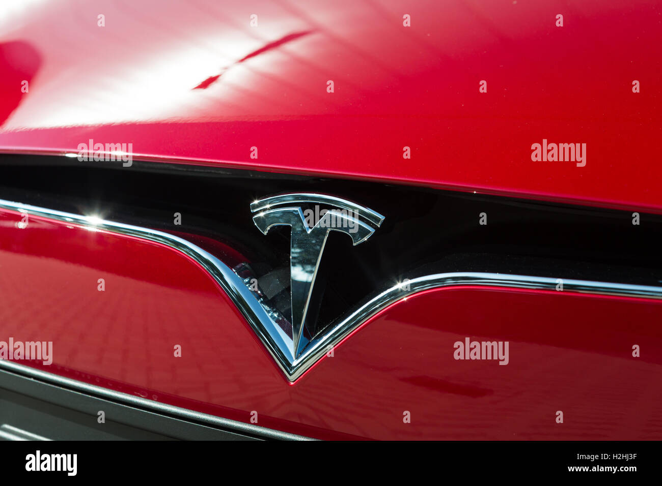 TILGURG, Pays-Bas - 25 septembre 2016 : MODÈLE TESLA-X. Détail sur le logo sur la roue. Tesla Motors Usine de montage à Tilburg, Pays-Bas Banque D'Images