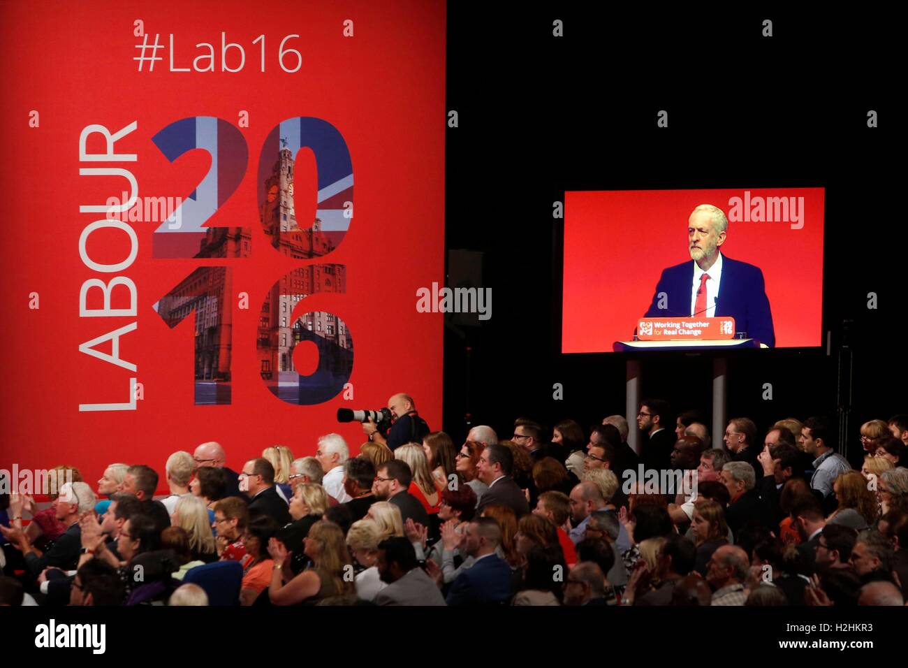 La chef du Parti du travail est Jeremy Corbyn vu sur un écran alors qu'il livre son discours sur le dernier jour de la conférence du parti travailliste à Liverpool. Banque D'Images