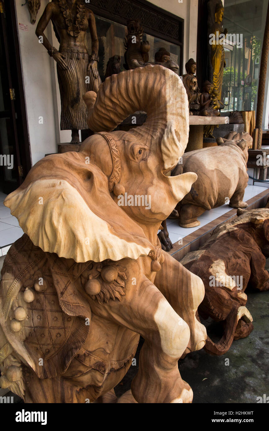 L'INDONÉSIE, Bali, Ubud, Mas, artisanat, atelier de sculpture sur bois, de l'éléphant en bois sculpté Banque D'Images