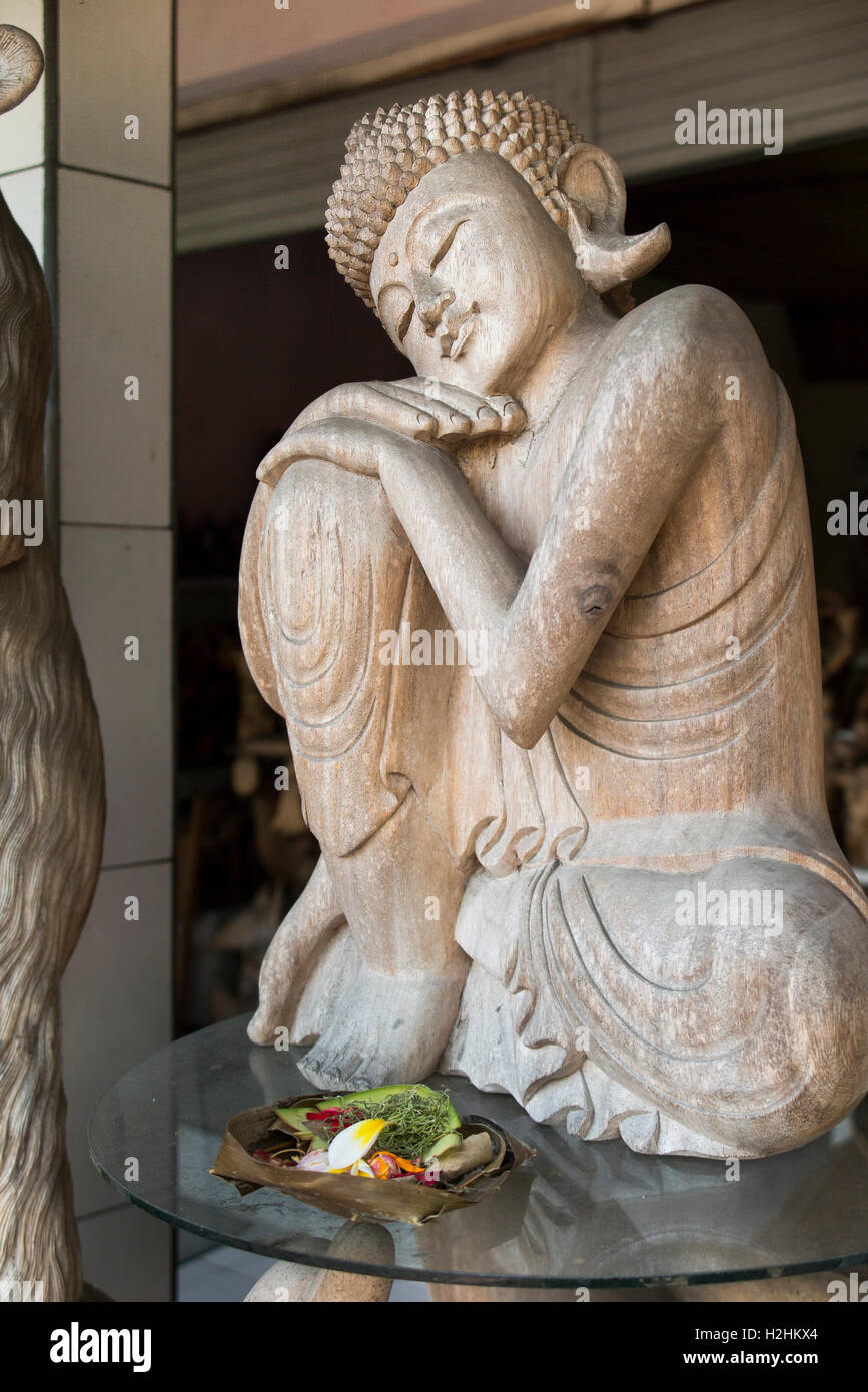 L'INDONÉSIE, Bali, Ubud, Mas, artisanat, atelier de sculpture sur bois, de repos figure de Bouddha taillée dans le bois, avec l'offre Banque D'Images