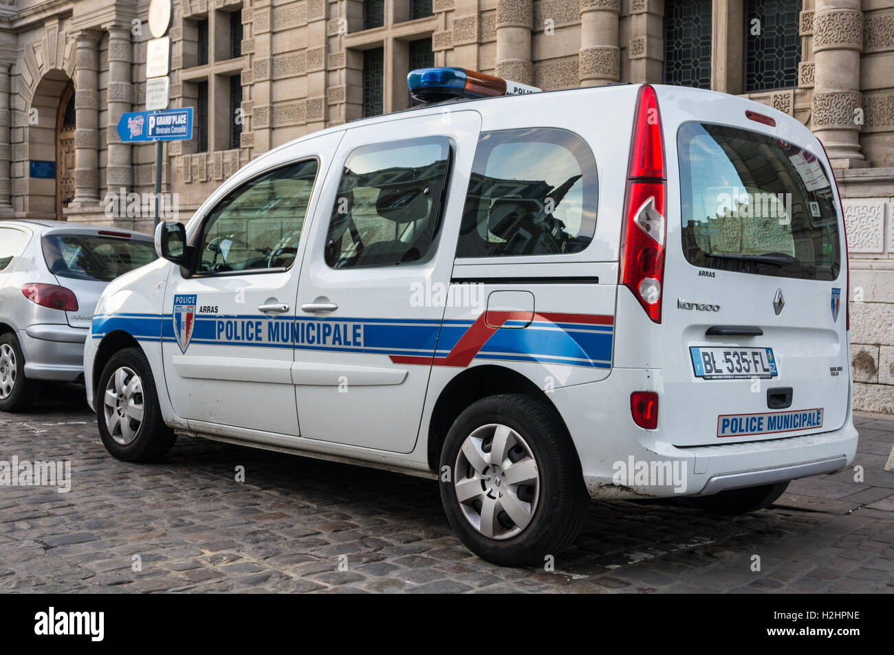 Renault Kangoo fourgon de police municipaux à l'extérieur de l'Hôtel de Ville, Arras, Pas-de-Calais, hauts de France, France Banque D'Images