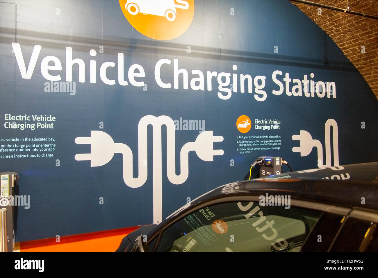 La station de recharge de véhicules électriques dans le parc de stationnement souterrain Banque D'Images