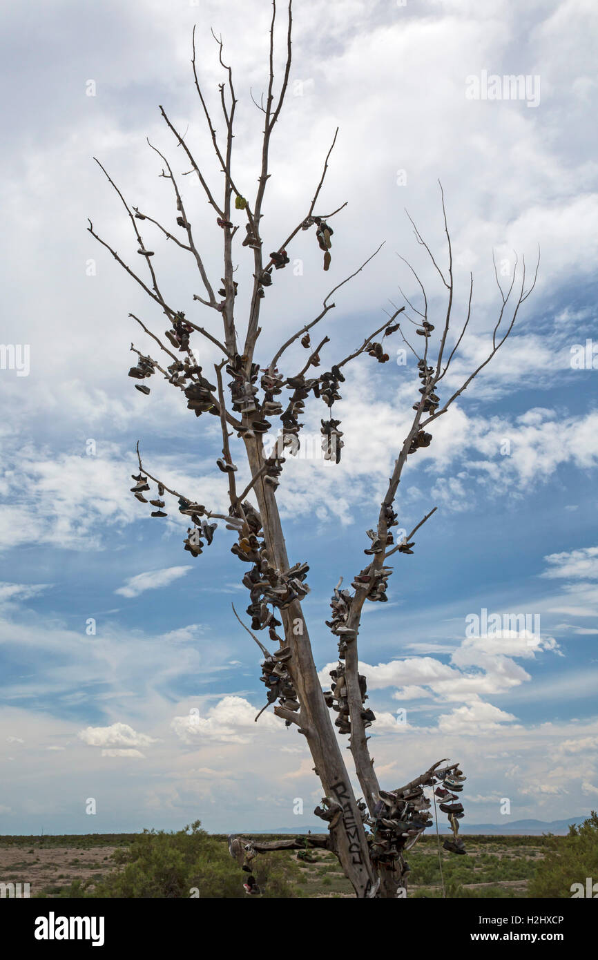 Hinckley, Utah - Des dizaines de paires de chaussures accrocher dans un arbre à côté de l'US Highway 6. Banque D'Images