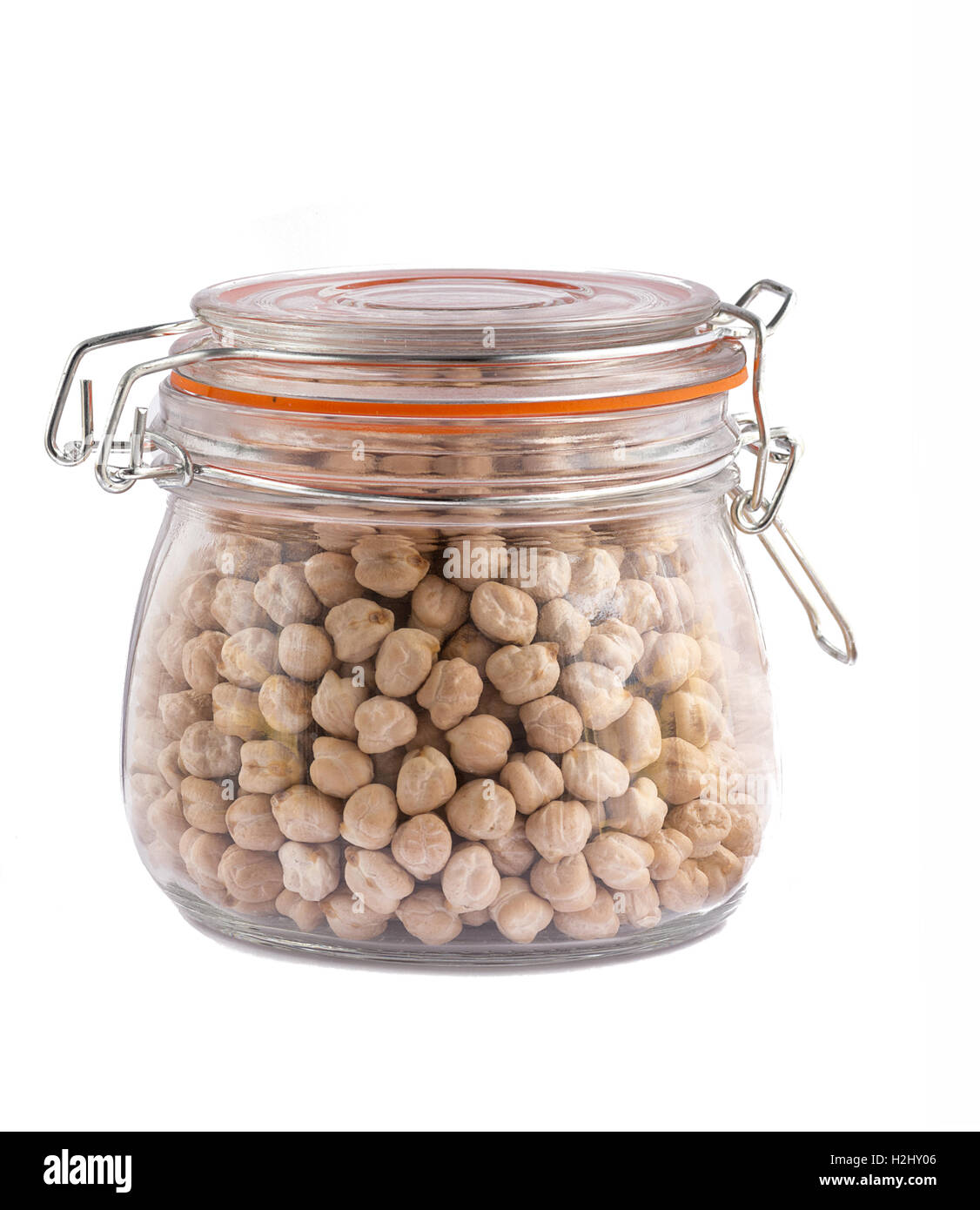 Pot mason contenant les pois chiches sur un fond blanc, isolé ,copie espace et de place pour le texte , idéal pour Pinterest ou blogs Banque D'Images Pot mason contenant les pois chiches sur un fond blanc, isolé ,copie espace et de place pour le texte , idéal pour Pinterest ou blogs Banque D'Images