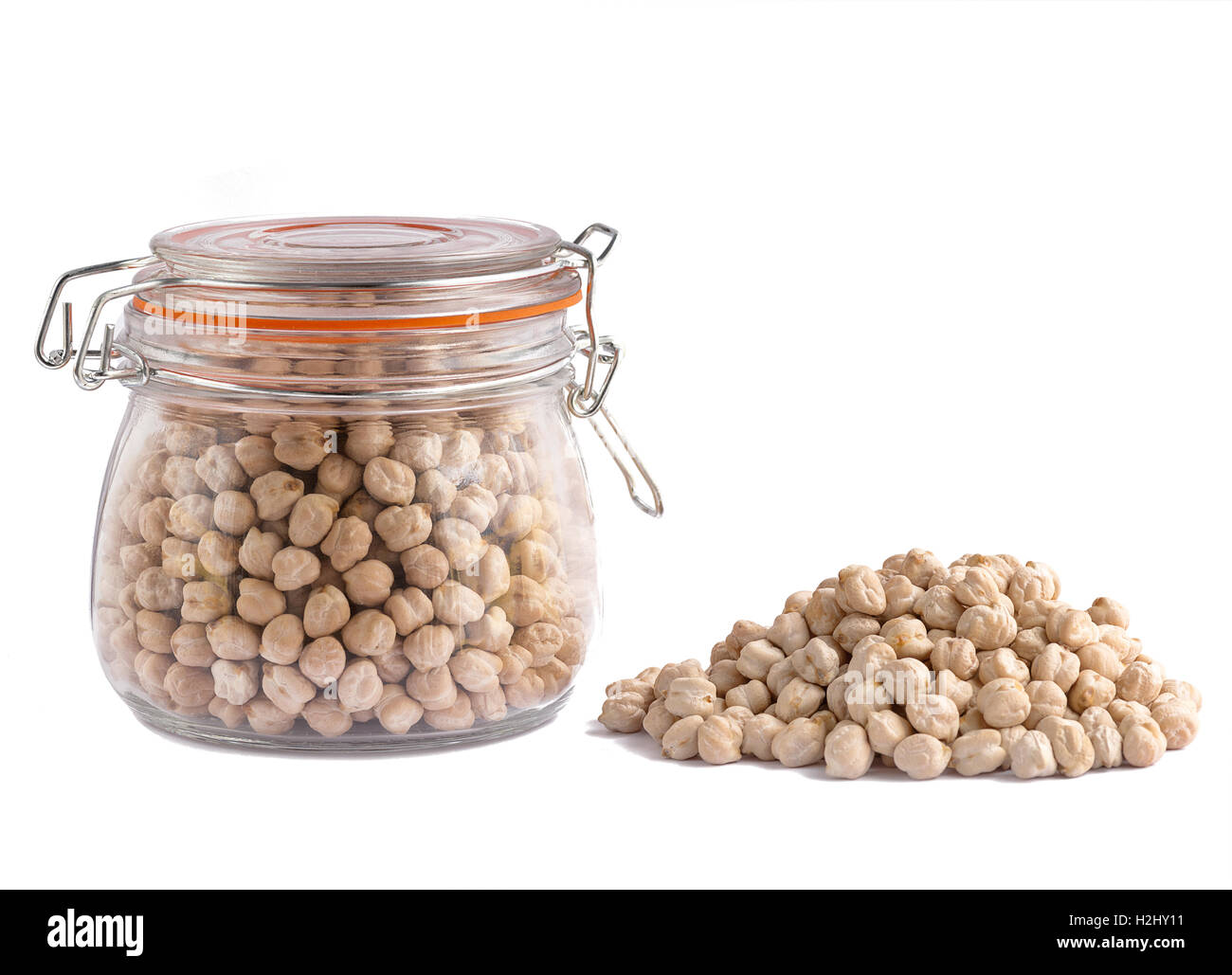 Pot mason contenant les pois chiches sur un fond blanc, isolé ,copie espace et de place pour le texte , idéal pour Pinterest ou blogs Banque D'Images Pot mason contenant les pois chiches sur un fond blanc, isolé ,copie espace et de place pour le texte , idéal pour Pinterest ou blogs Banque D'Images