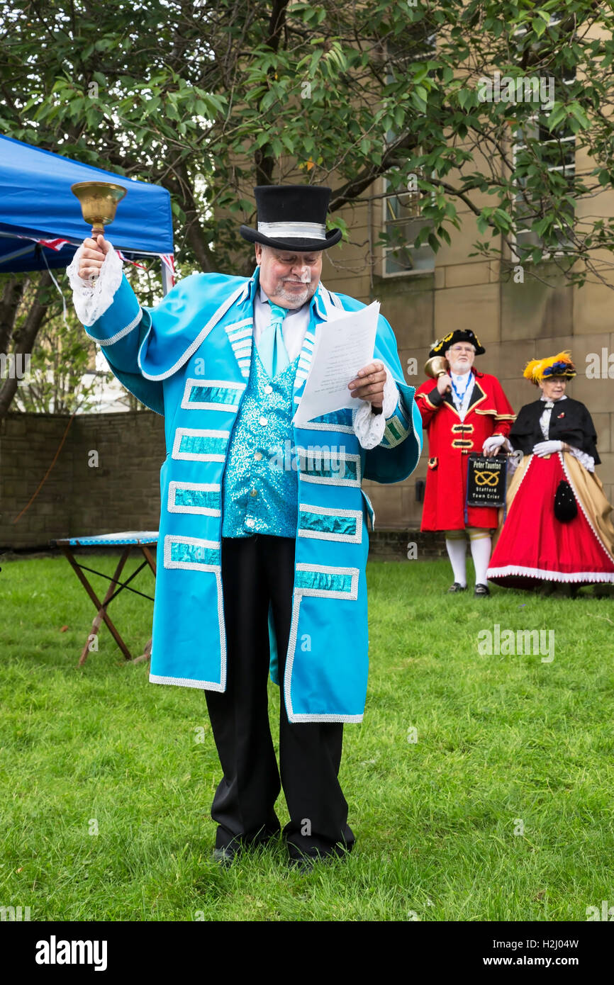 L'Huddersfield Town Crier Vic Watson de faire une proclamation d'ouverture à la concurrence 2016 Huddersfield Town Crier Banque D'Images