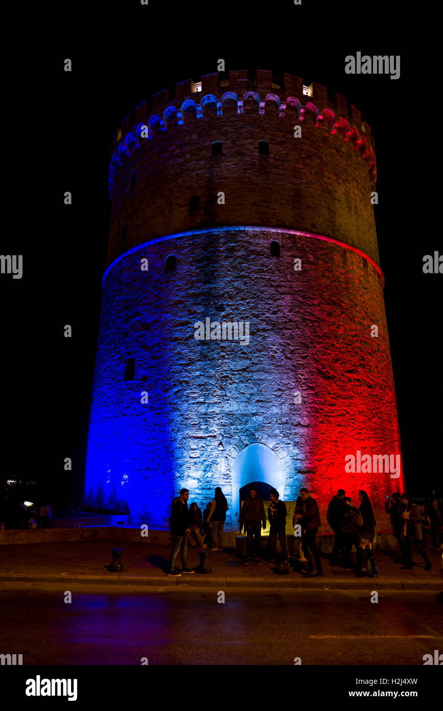 Thessalonique, Grèce - 14 novembre : La Tour Blanche de Thessalonique Grèce illuminés par les couleurs du drapeau français dans mem Banque D'Images