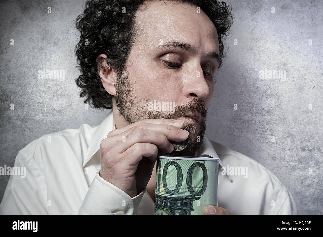Homme d'avare, d'économiser de l'argent, l'homme en chemise blanche avec drôle Banque D'Images