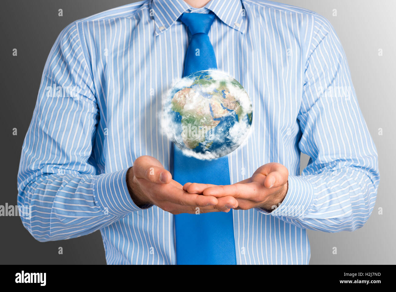 Businessman soutient une planète Terre Banque D'Images