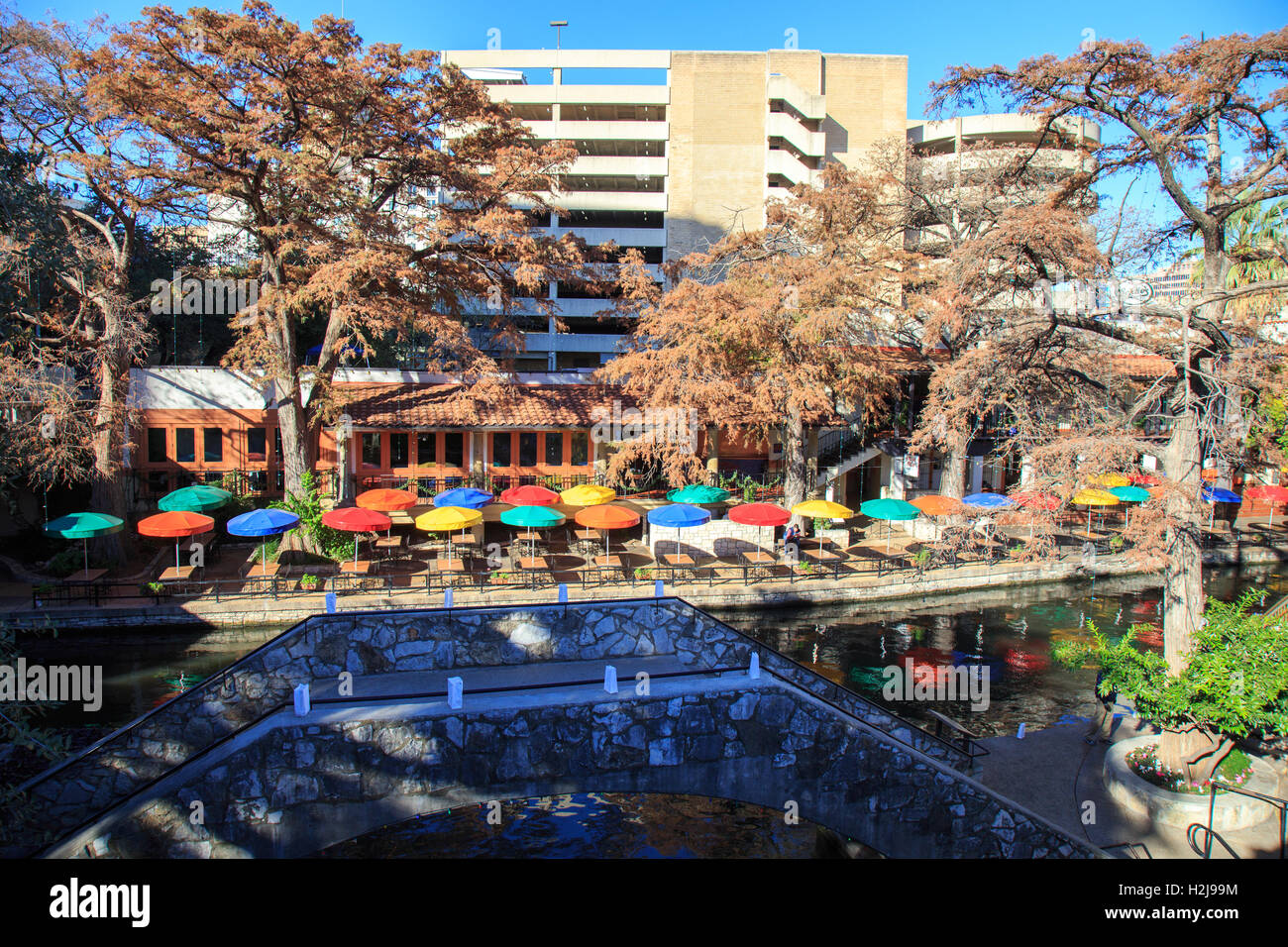 Promenade le long de la rivière de San Antonio, Texas Banque D'Images