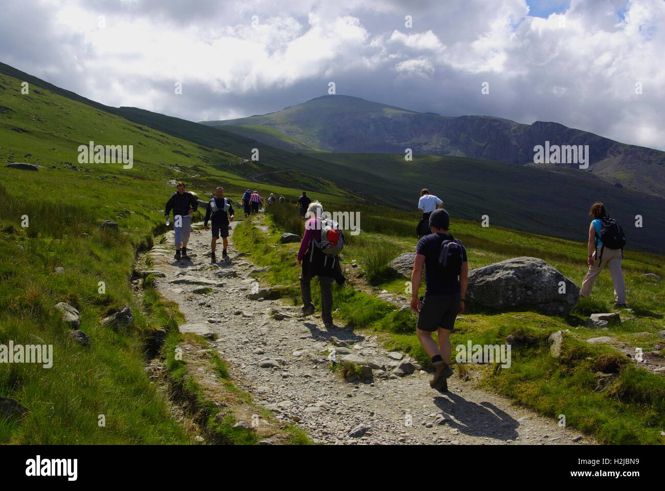 Marcher sur le sentier de Llanberis jusqu'au sommet de Snowdon (YR Wyddfa), Banque D'Images