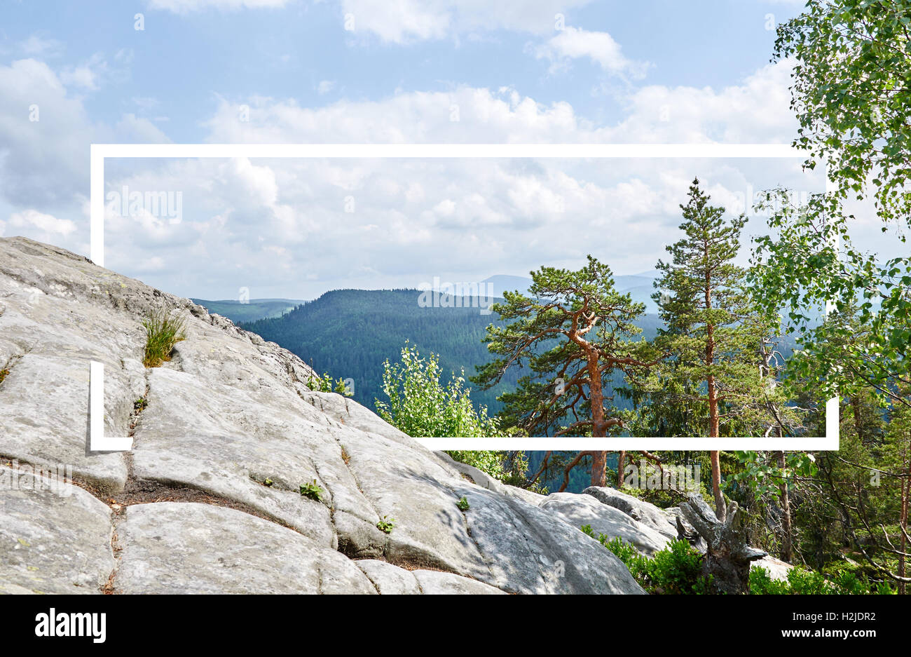 Cadre blanc, intégrée dans le paysage, pour votre contenu. Des contes, paysage de montagne, nature background Banque D'Images