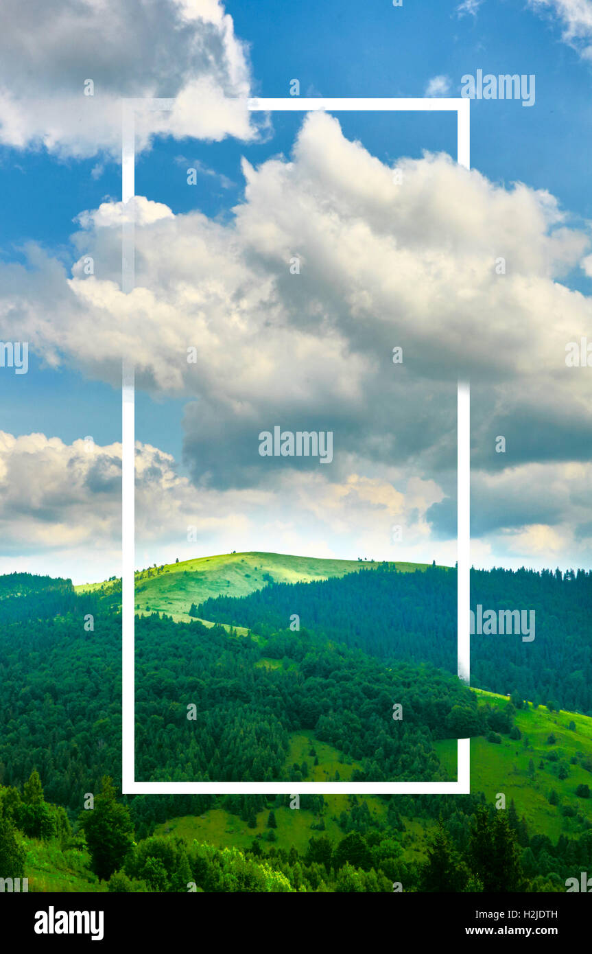 Cadre blanc, intégrée dans le paysage, pour votre contenu. Des contes, paysage de montagne, nature background Banque D'Images