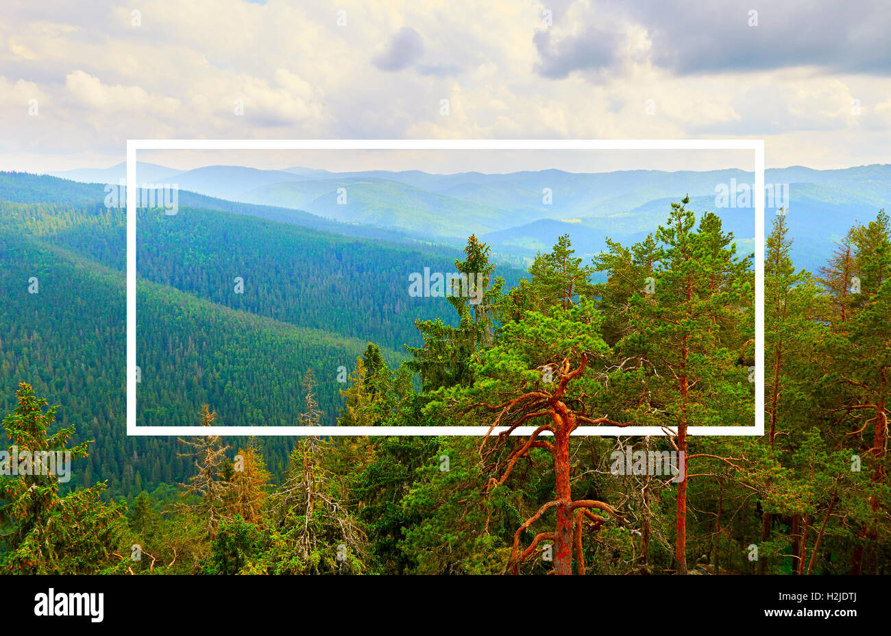 Cadre blanc, intégrée dans le paysage, pour votre contenu. Des contes, paysage de montagne, nature background Banque D'Images