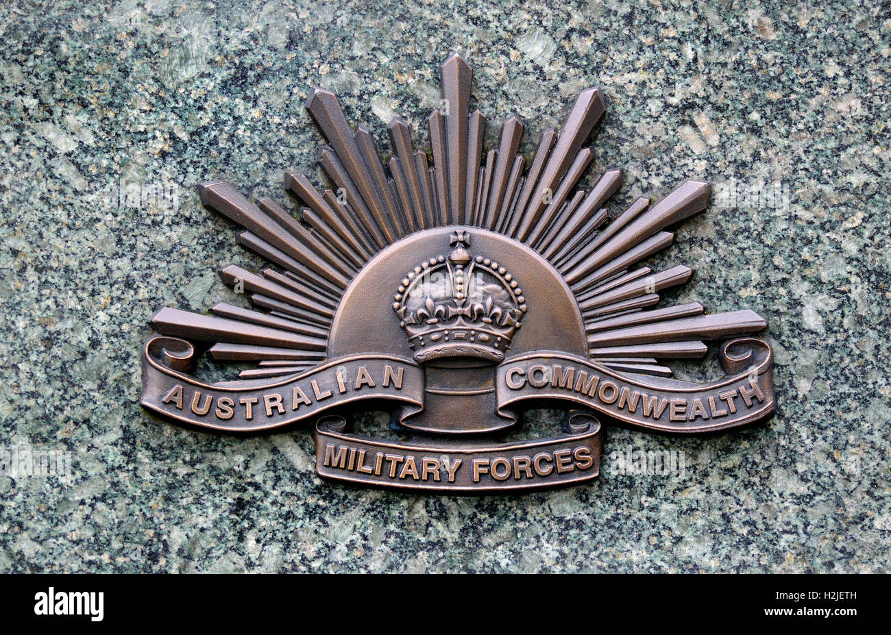 Londres, Angleterre, Royaume-Uni. Australian War Memorial à Hyde Park Corner. Détail : l'insigne de l'Australian Commonwealth Forces Militaires Banque D'Images