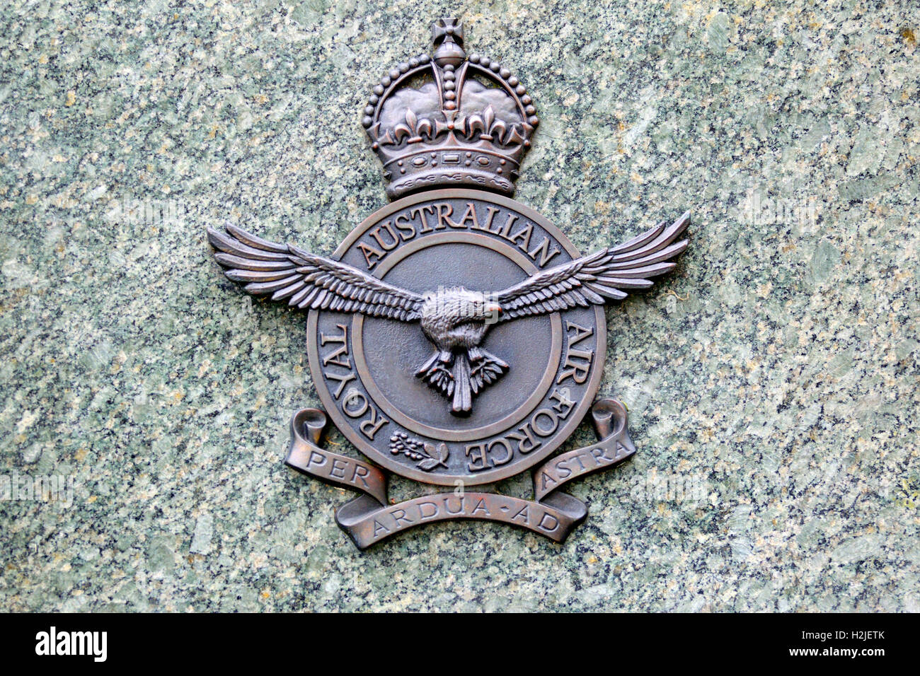 Londres, Angleterre, Royaume-Uni. Australian War Memorial à Hyde Park Corner. Détail : l'insigne de la Royal Australian Air Force Banque D'Images