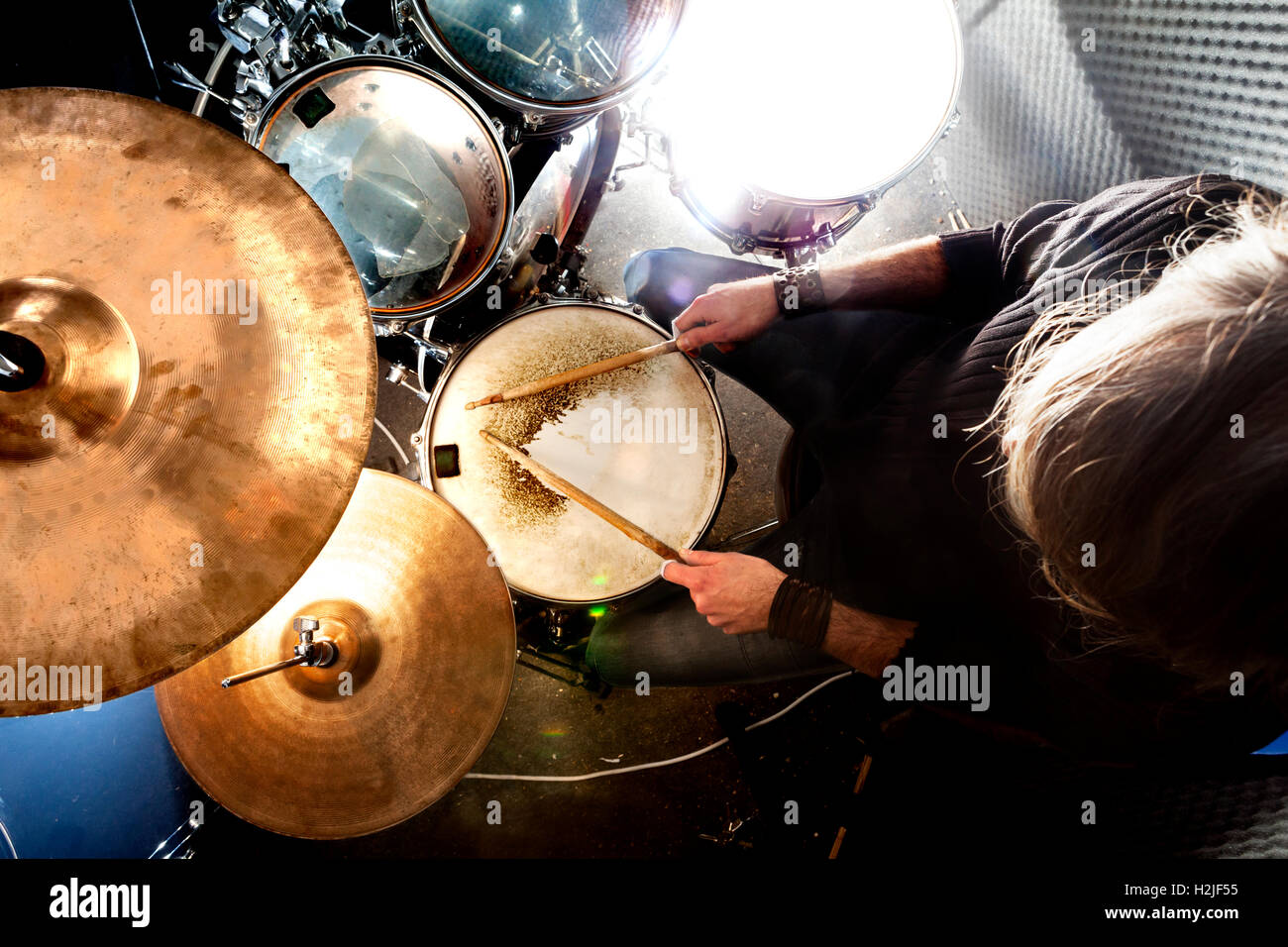 Homme jouant le tambour.live music background concept.Le batteur et la musique rock Banque D'Images