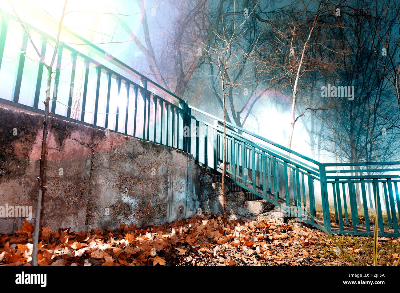 Ville de scène de nuit, le brouillard et l'escalier.Vieux Mur et clôture Banque D'Images