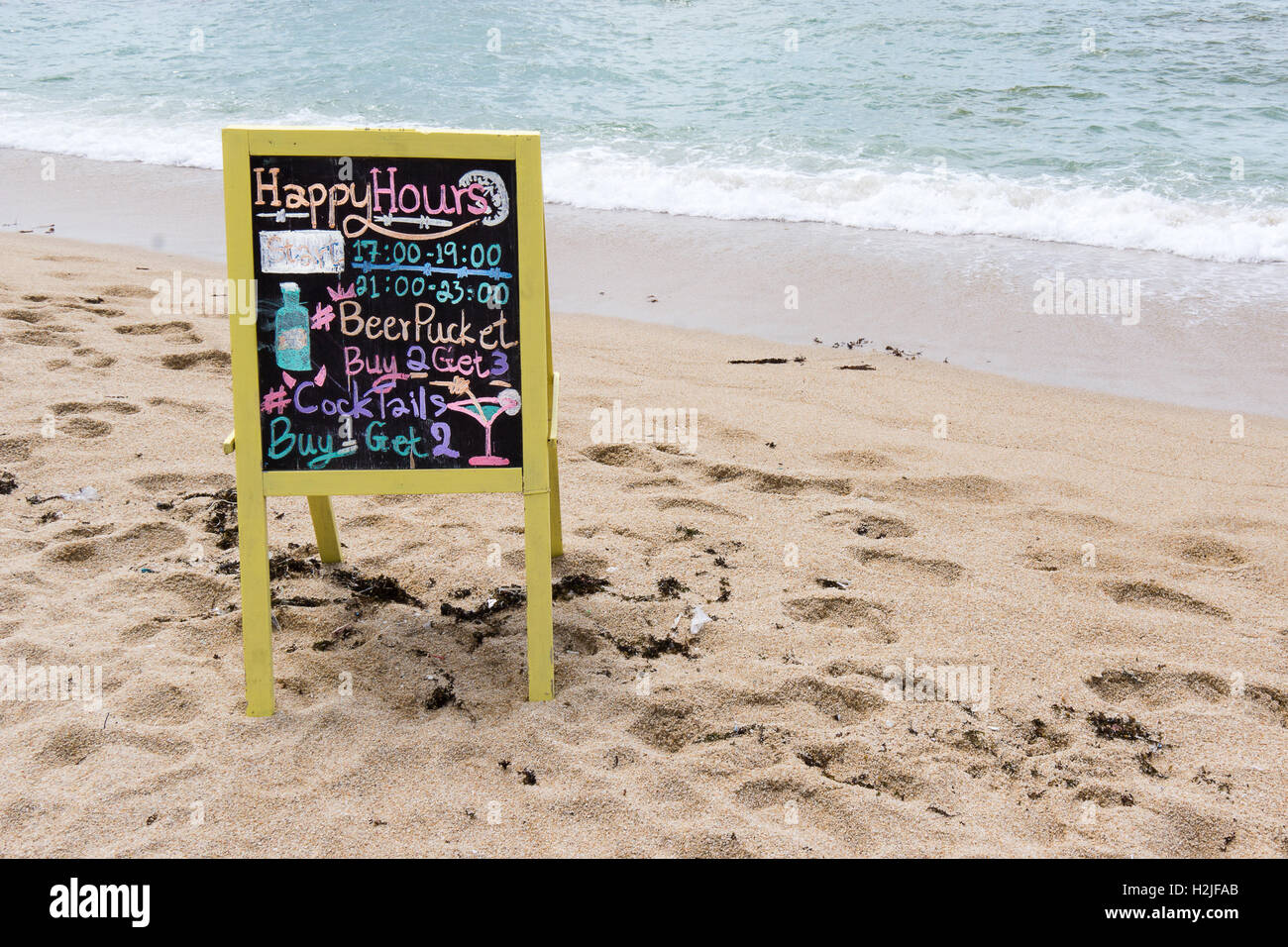 Avril 2016 Koh Samui. Tableau noir pour l'alcool sur la plage au bar Banque D'Images
