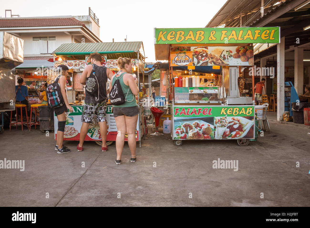 16 avril 2016, Koh &, en Thaïlande, les jeunes manger kebab et falafel de Nuit-marché de Thongsala Banque D'Images